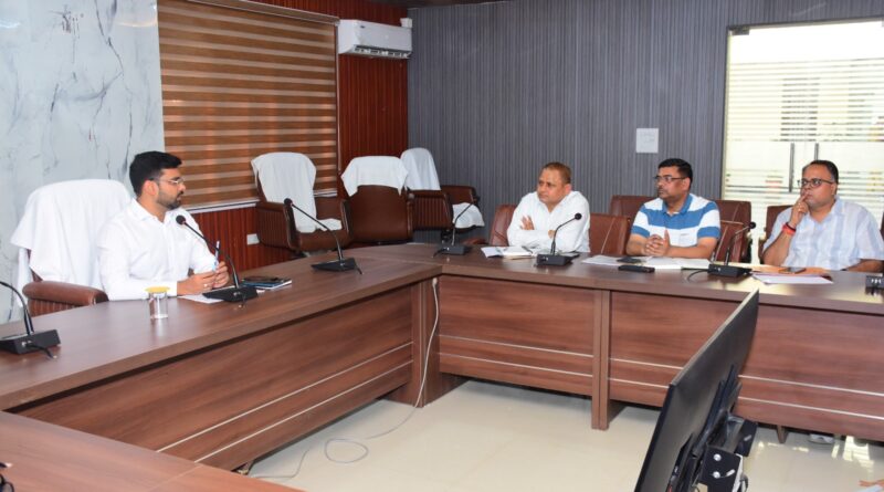 गर्मी में बिजली व्यवस्था दुरुस्त करने को डीएम सख्त