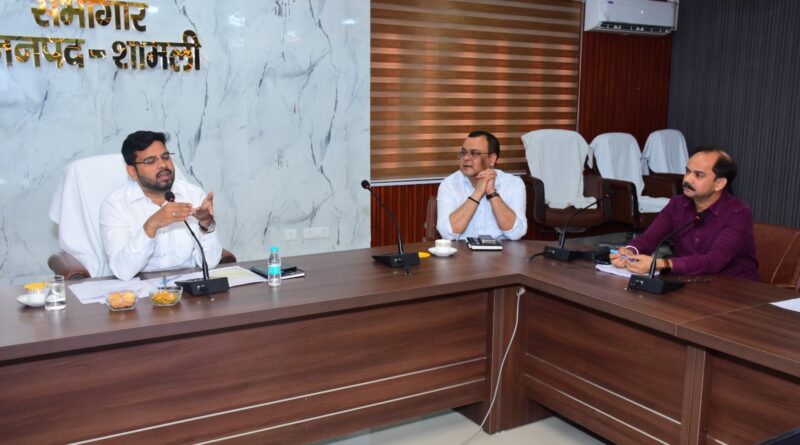 पीएम स्वनिधि योजना में लापरवाही नहीं होगी बर्दाश्त, लंबित ऋण जल्द स्वीकृत करें : डीएम आलोक यादव
